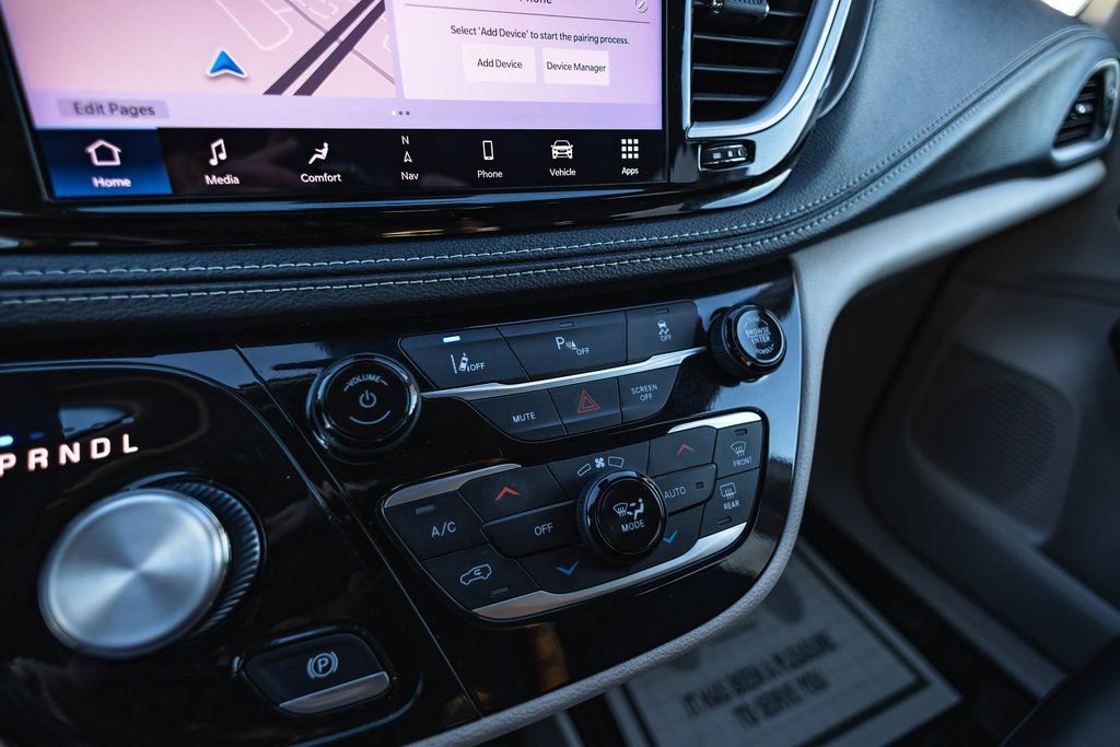 Used 2024 Chrysler Pacifica Select image 13