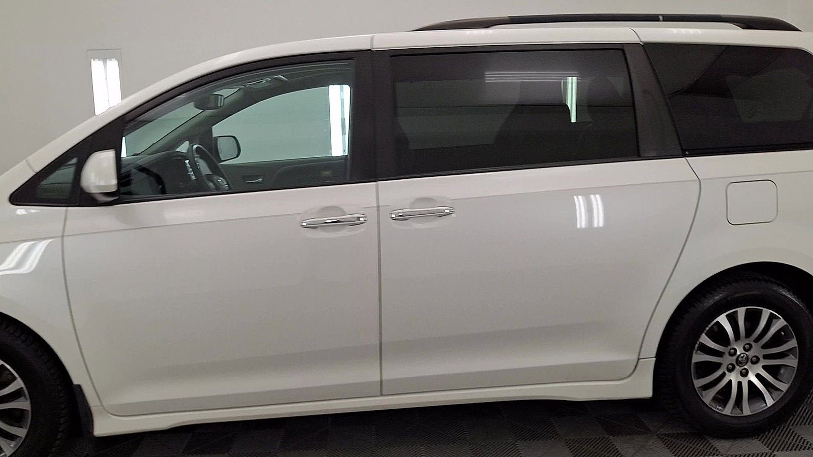 Certified 2019 Toyota Sienna XLE w/ XLE Navigation Package FWD image 9