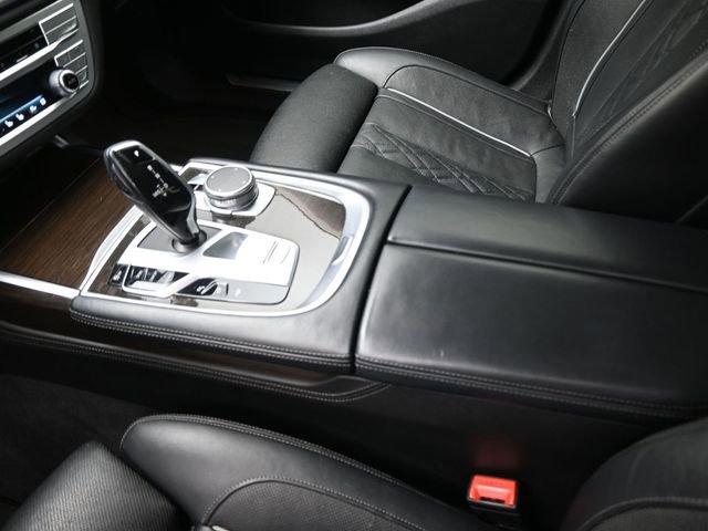 Used 2022 BMW 740i w/ Premium Package image 31