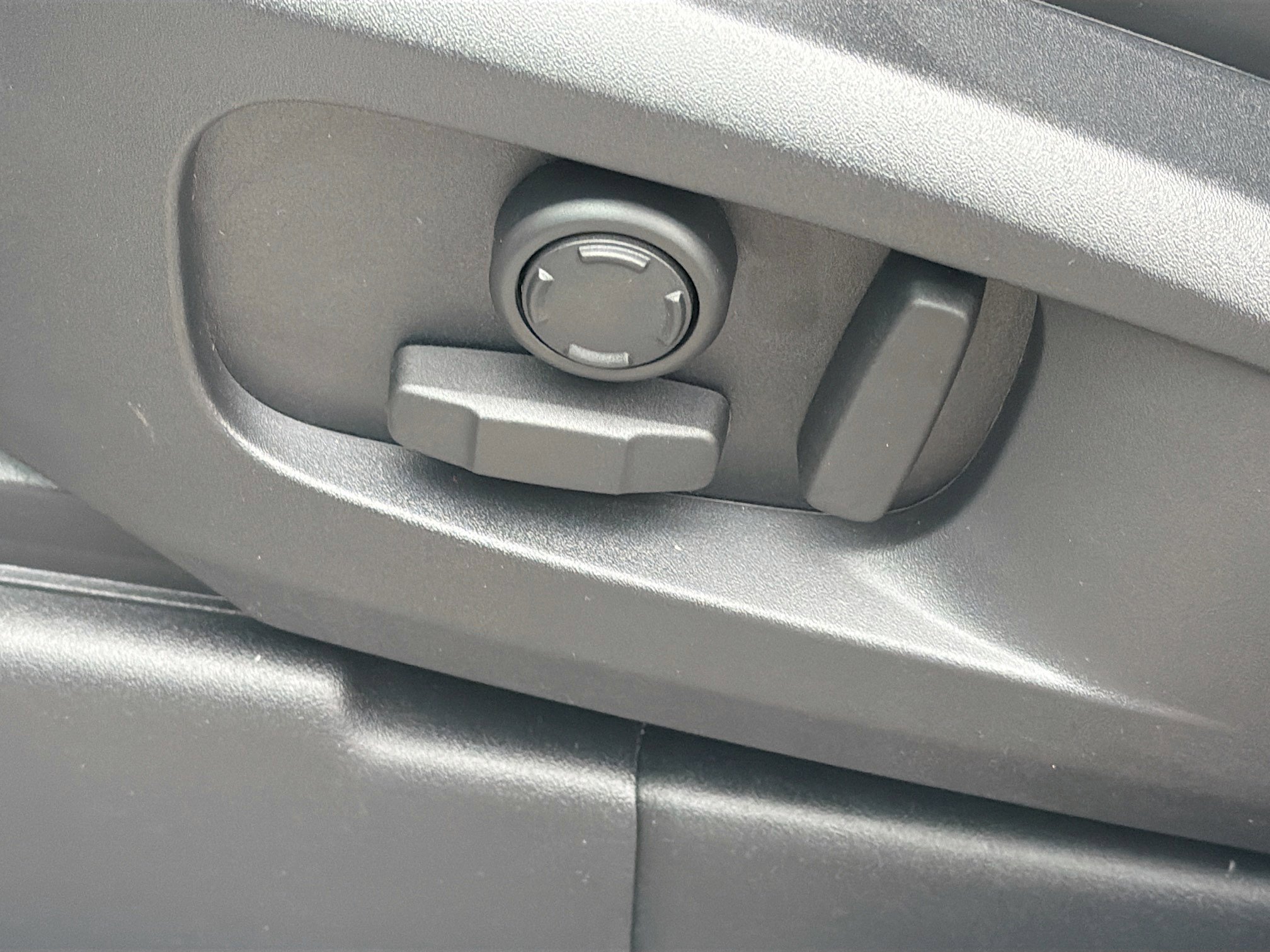 New 2026 Land Rover Defender 110 X-Dynamic SE image 23