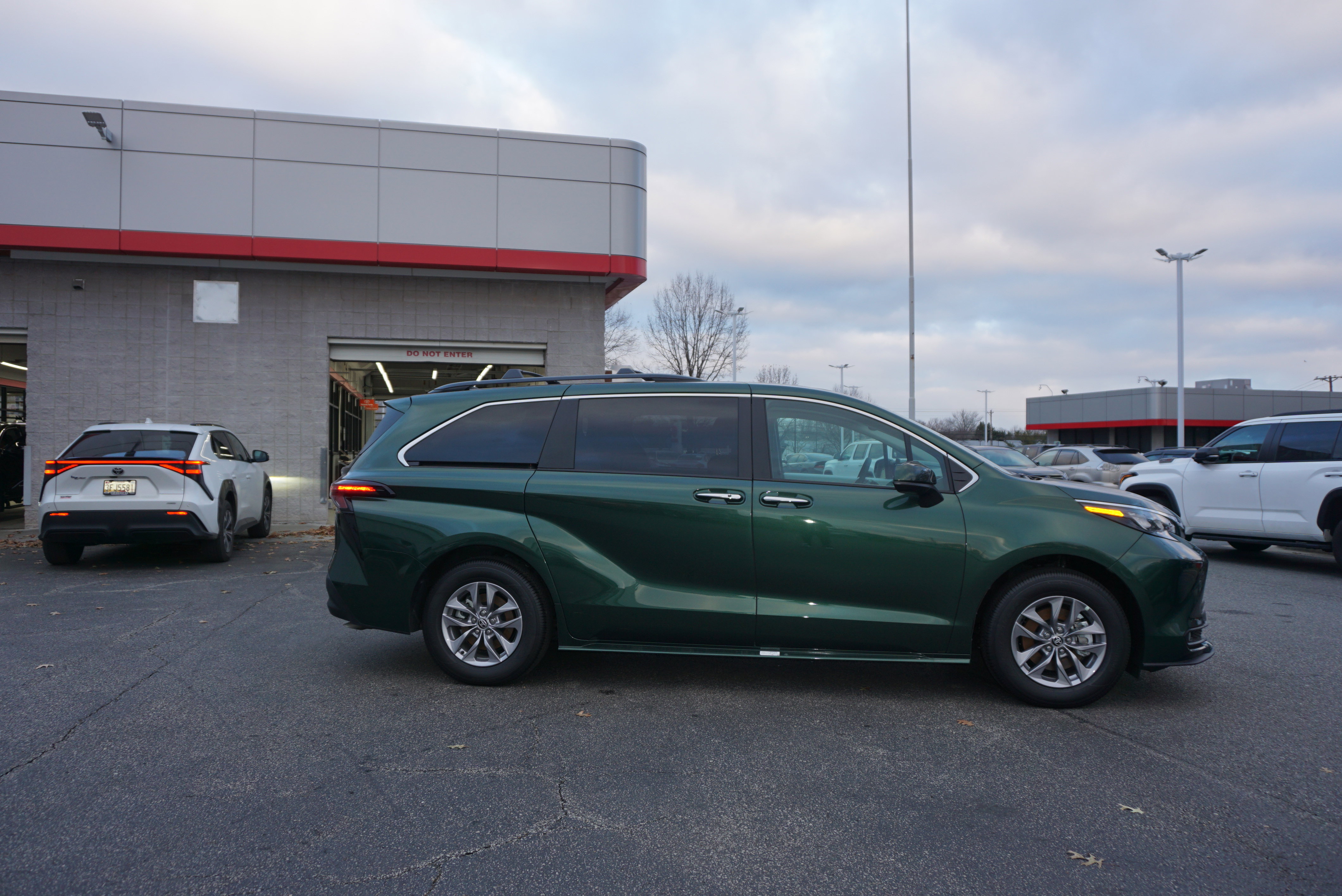 Used 2025 Toyota Sienna XLE image 3