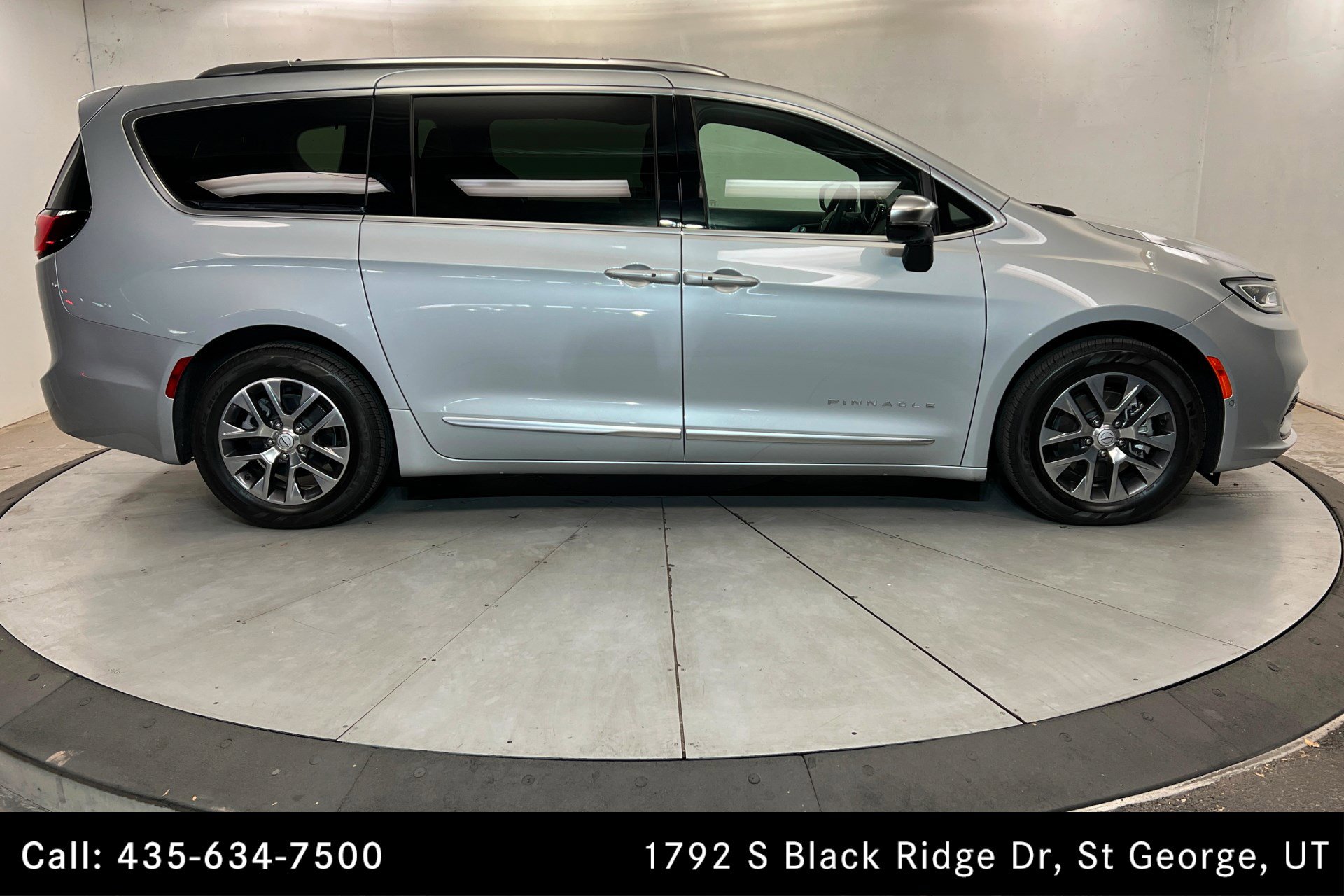 Used 2026 Chrysler Pacifica Pinnacle FWD image 6