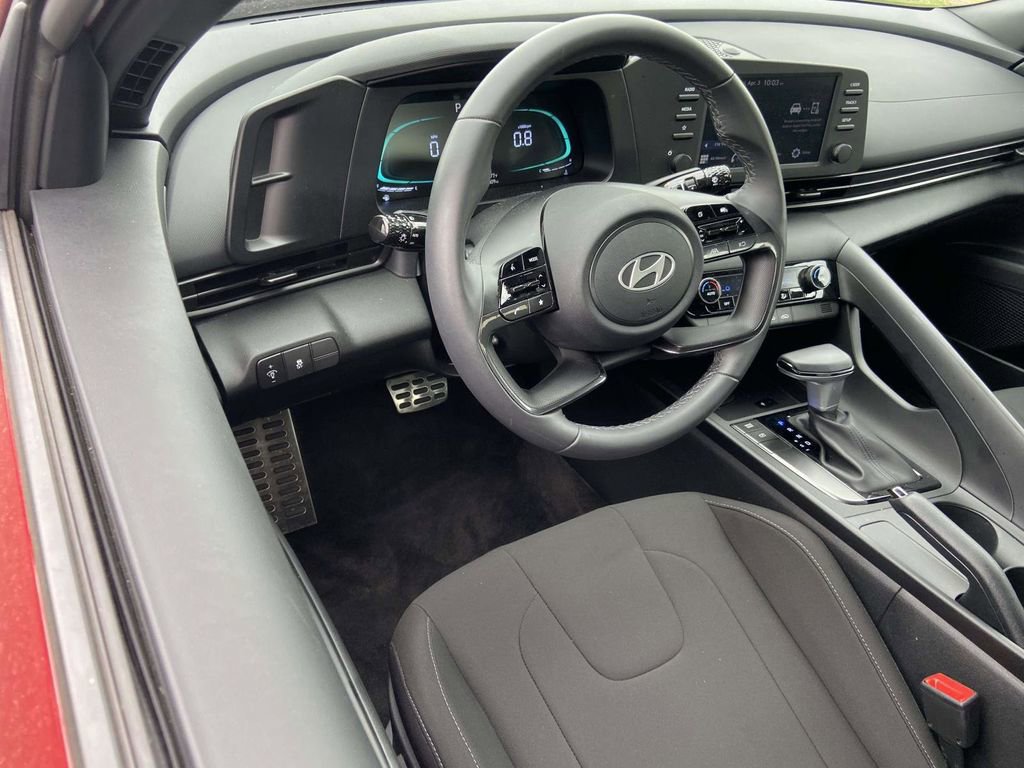 Used 2025 Hyundai Elantra Sport image 12