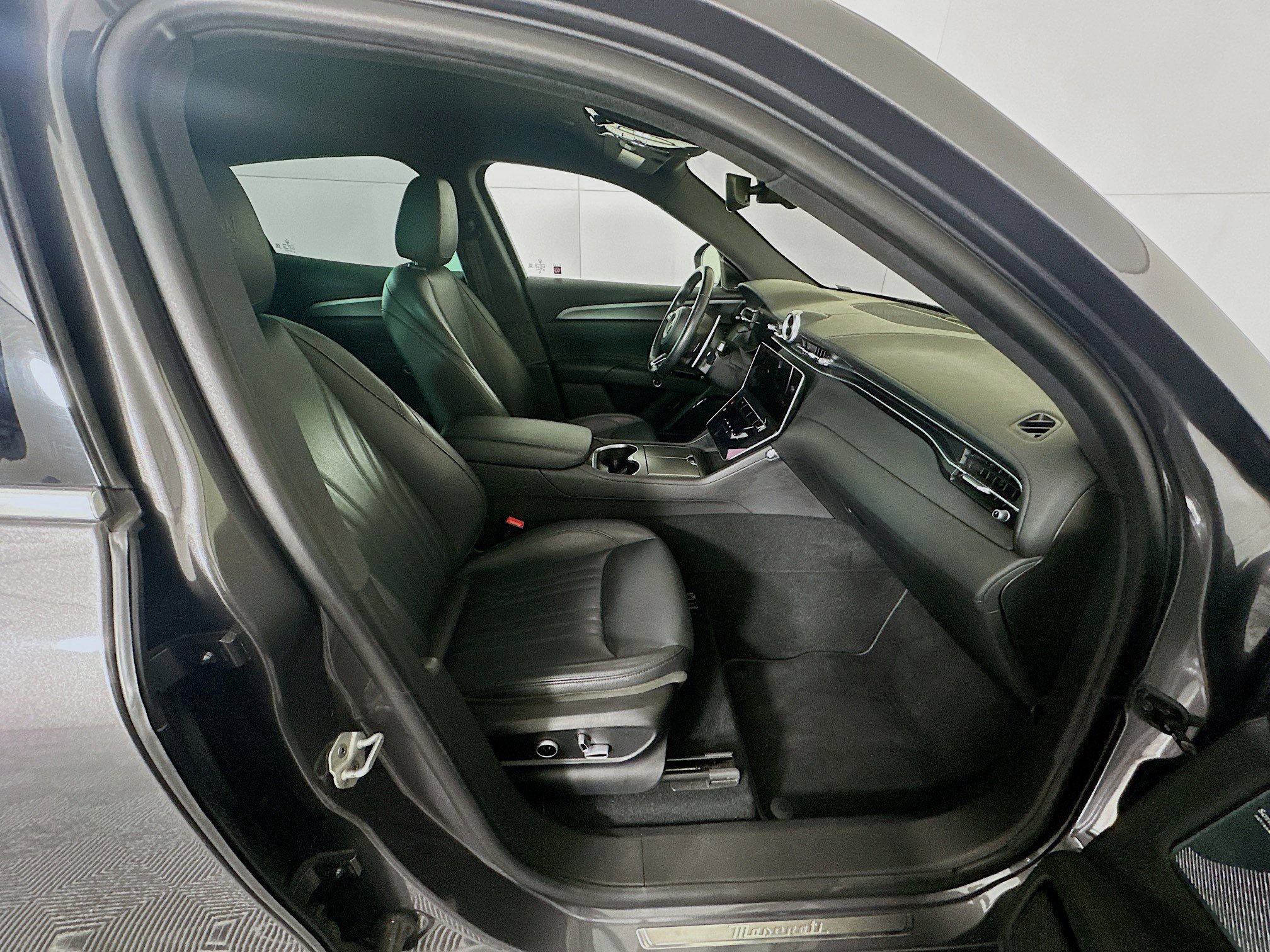 Used 2024 Maserati Grecale GT image 31