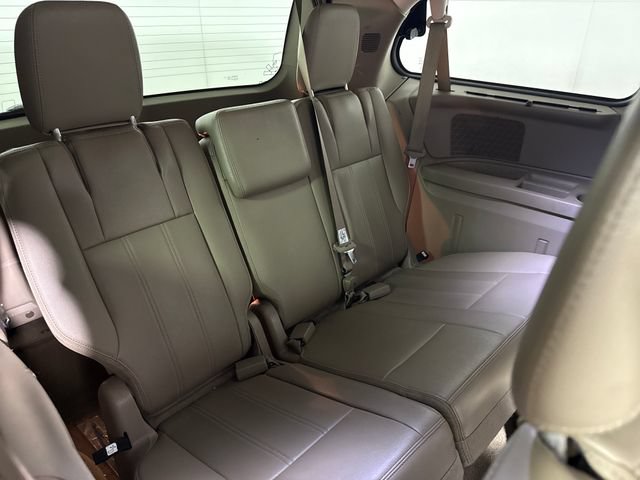 Used 2014 Chrysler Town & Country Touring FWD image 16