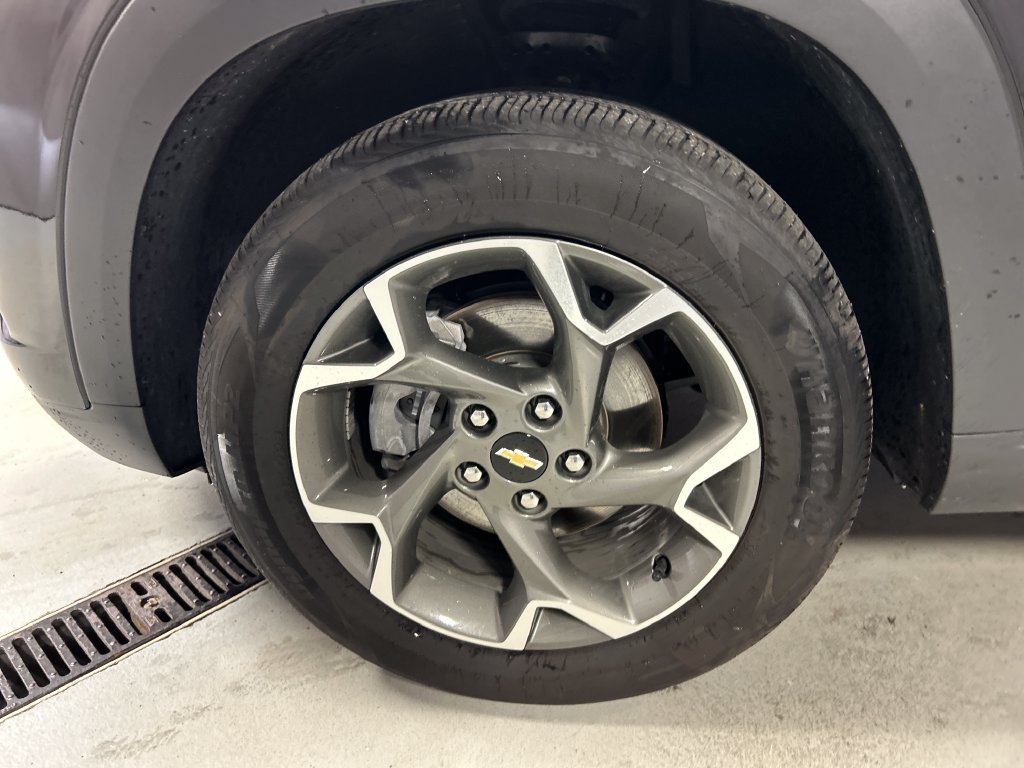 Used 2025 Chevrolet Trax LT FWD image 9