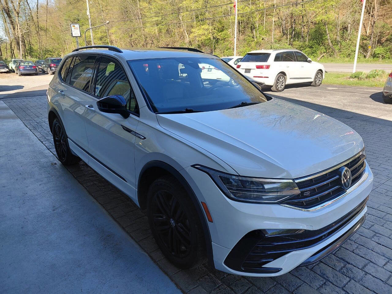 Used 2022 Volkswagen Tiguan SE R-Line AWD/4WD image 3