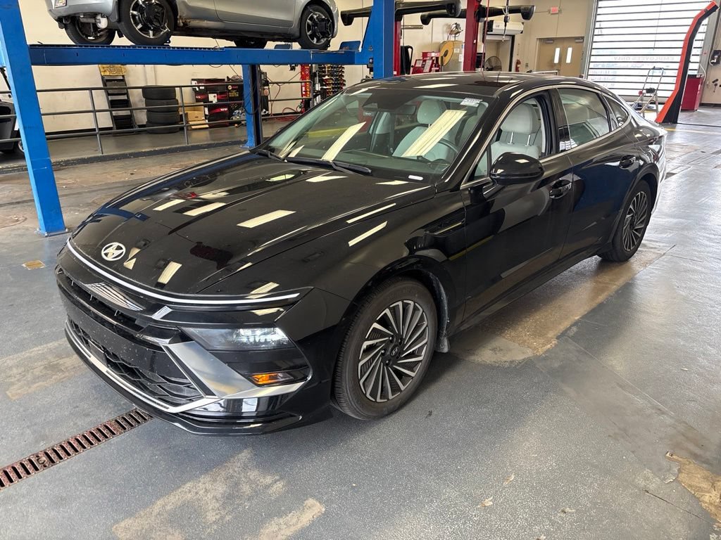 Used 2025 Hyundai Sonata SEL FWD image 2