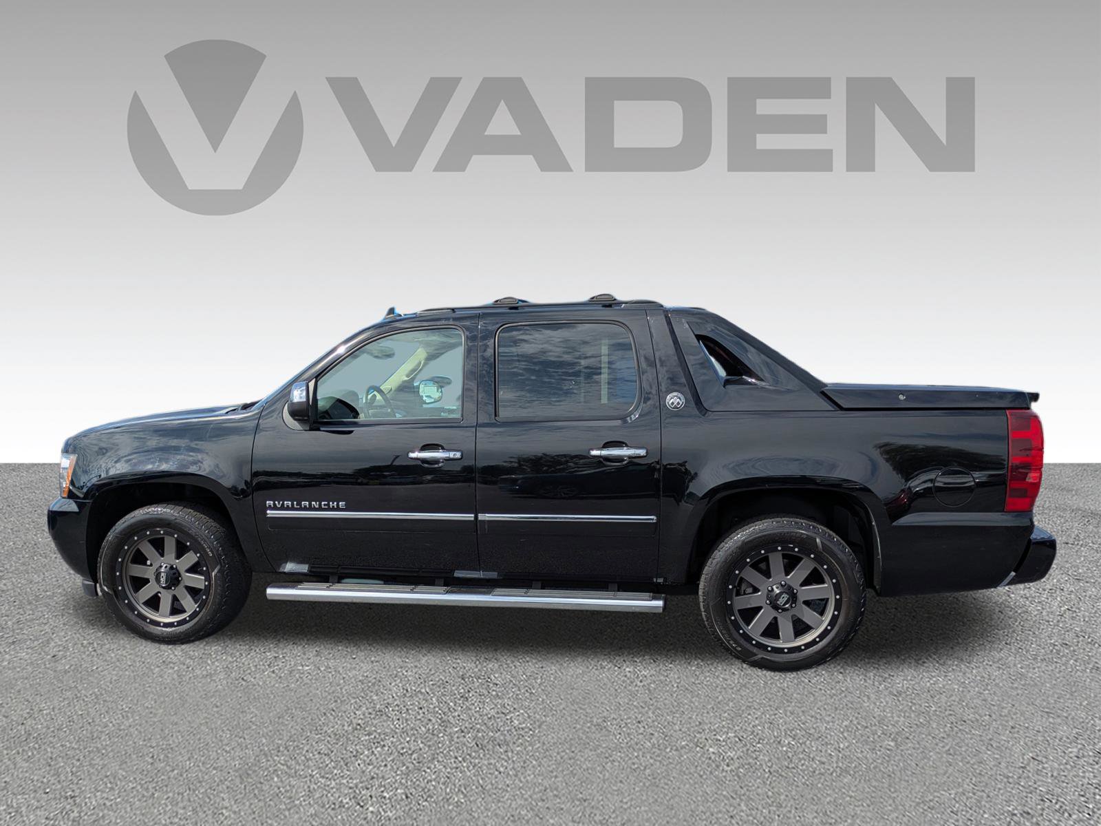 Used 2013 Chevrolet Avalanche LTZ image 26