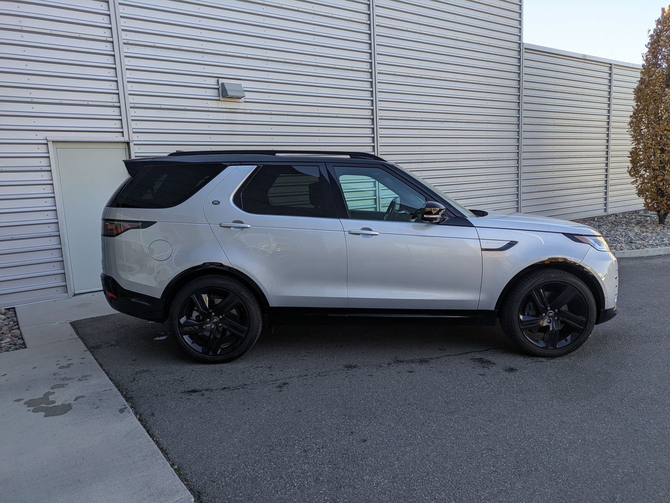 Used 2024 Land Rover Discovery Dynamic SE image 9