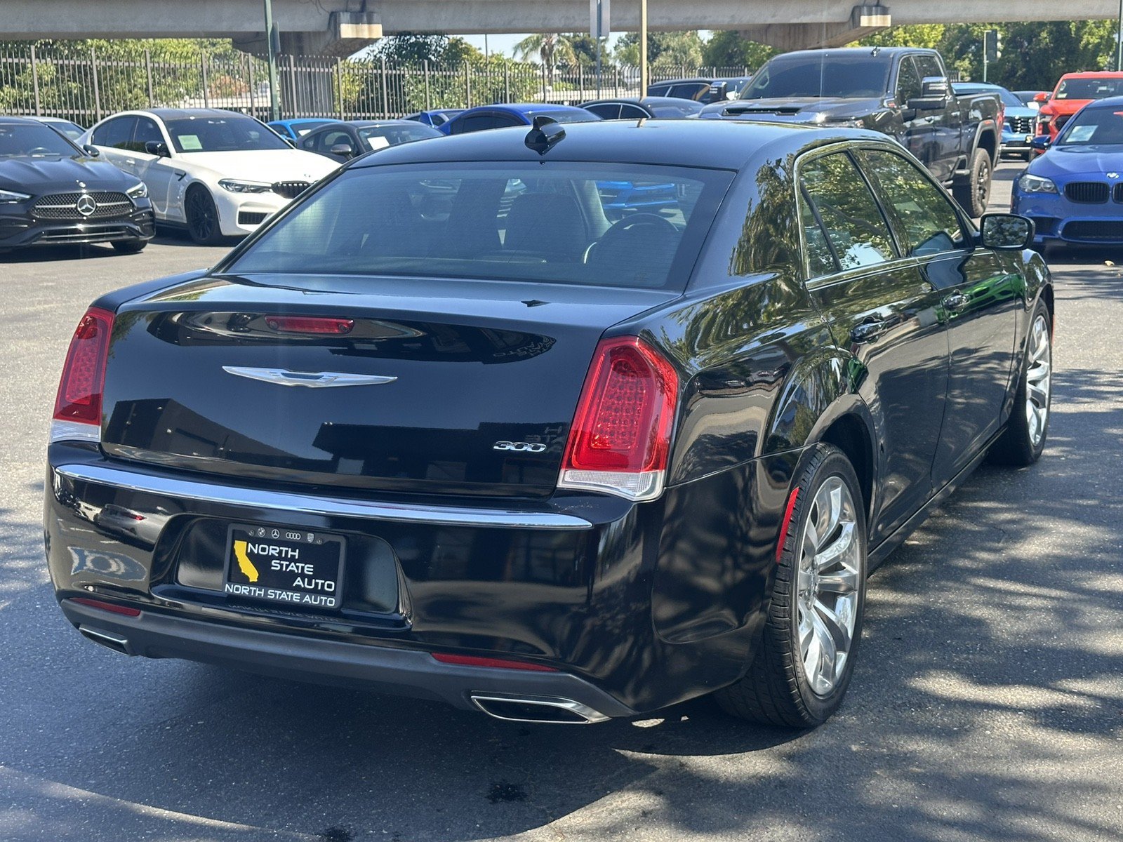 Used 2017 Chrysler 300 Limited RWD image 9