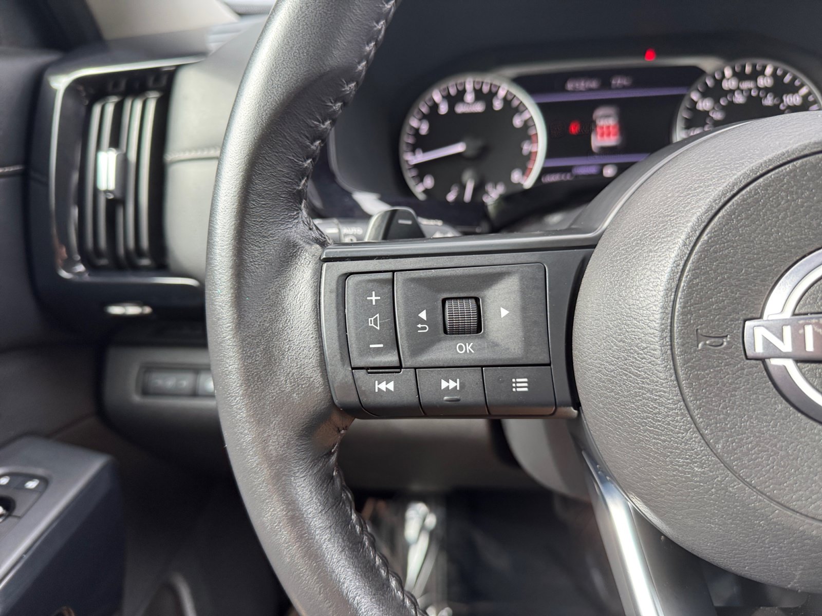 Used 2024 Nissan Pathfinder SV FWD image 30