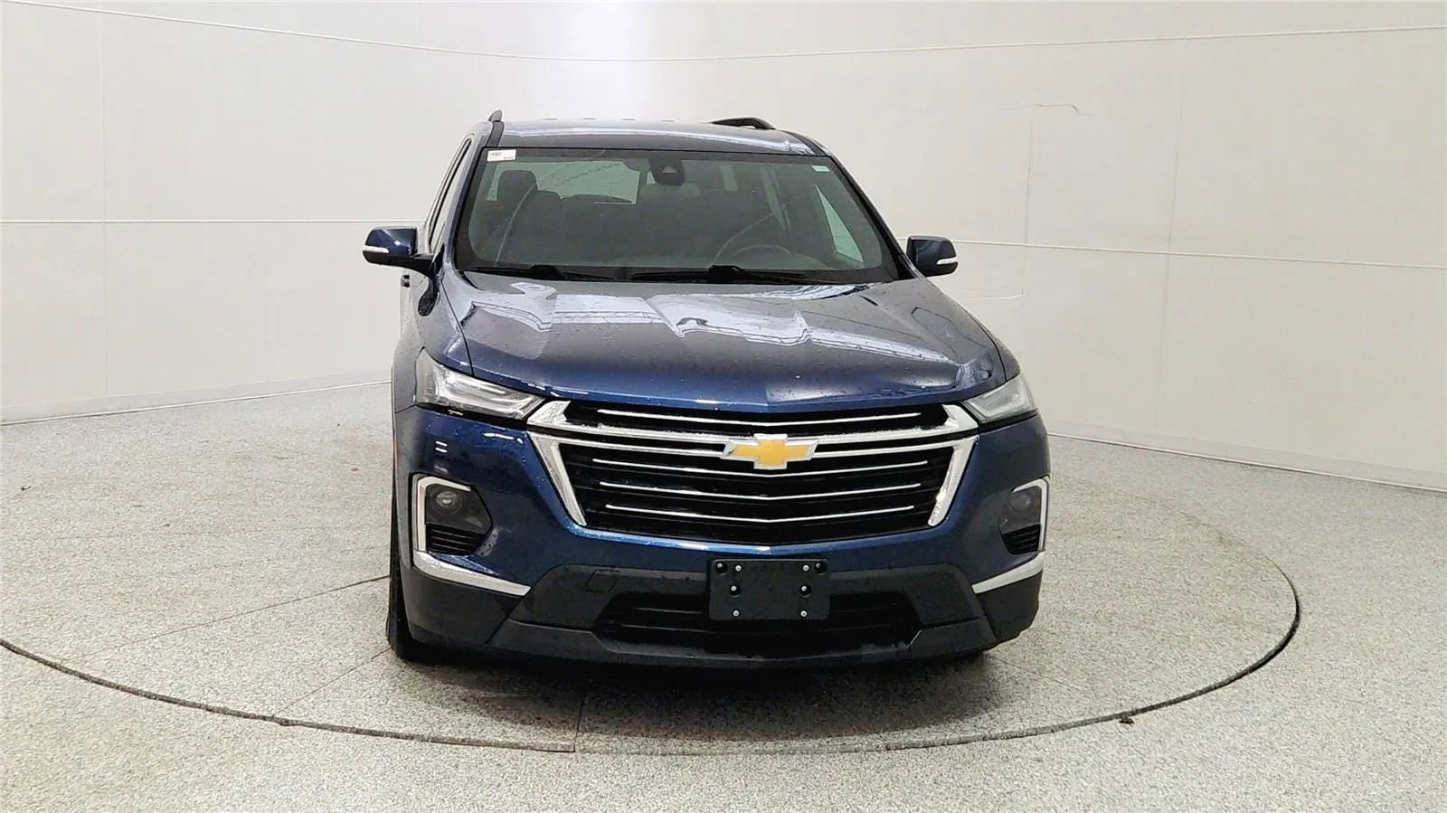 Used 2023 Chevrolet Traverse LT image 2