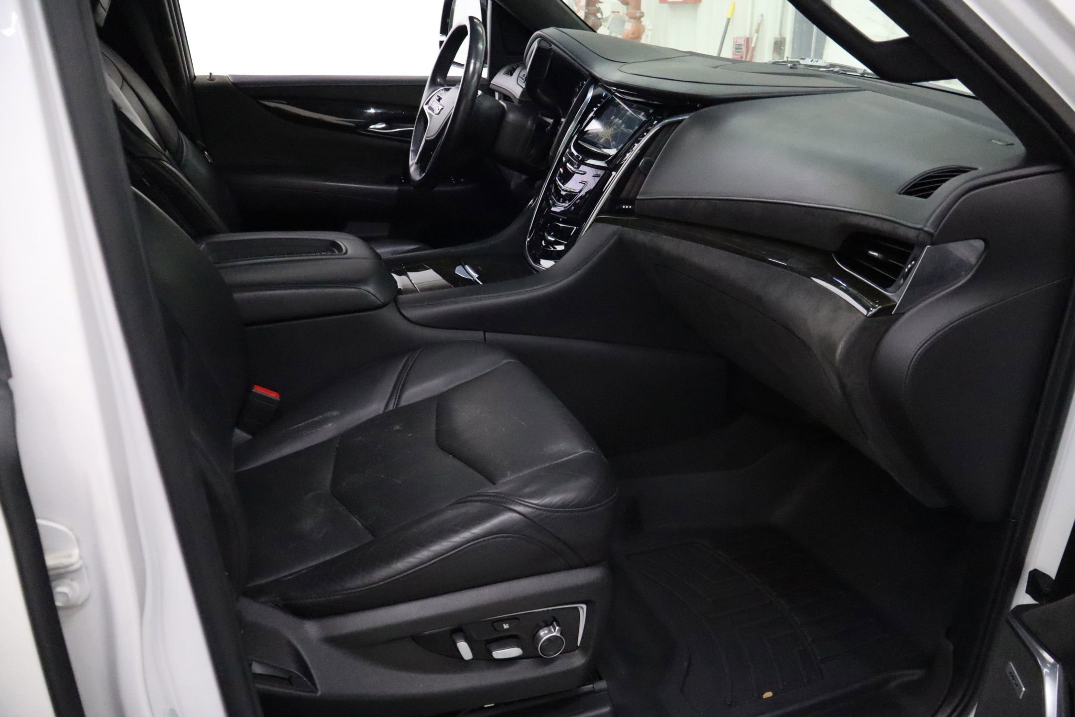 Used 2020 Cadillac Escalade Platinum image 34