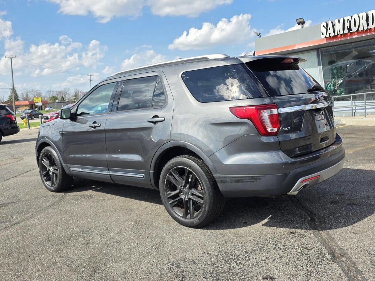 Used 2016 Ford Explorer XLT w/ Equipment Group 202A image 9