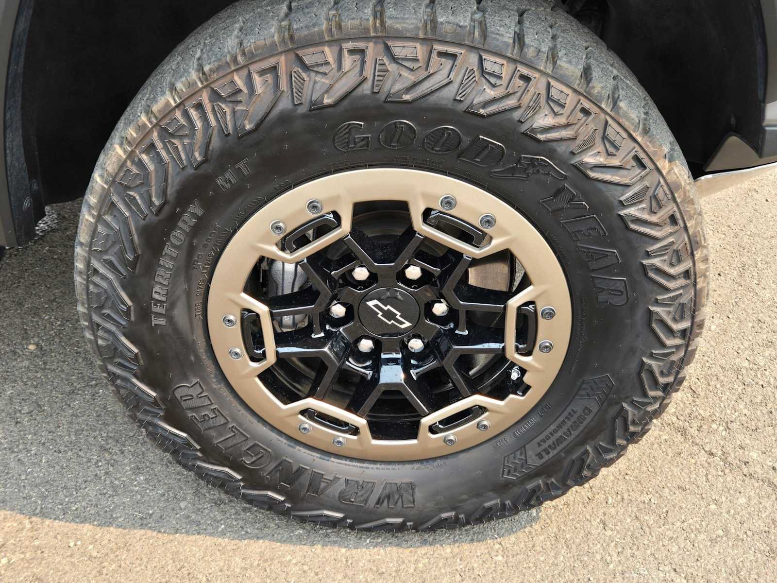 Used 2024 Chevrolet Colorado ZR2 w/ Technology Package AWD/4WD image 9