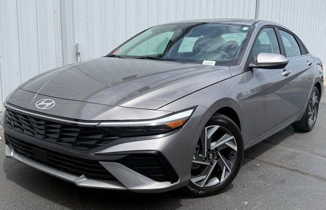 Used 2025 Hyundai Elantra Limited FWD image 1