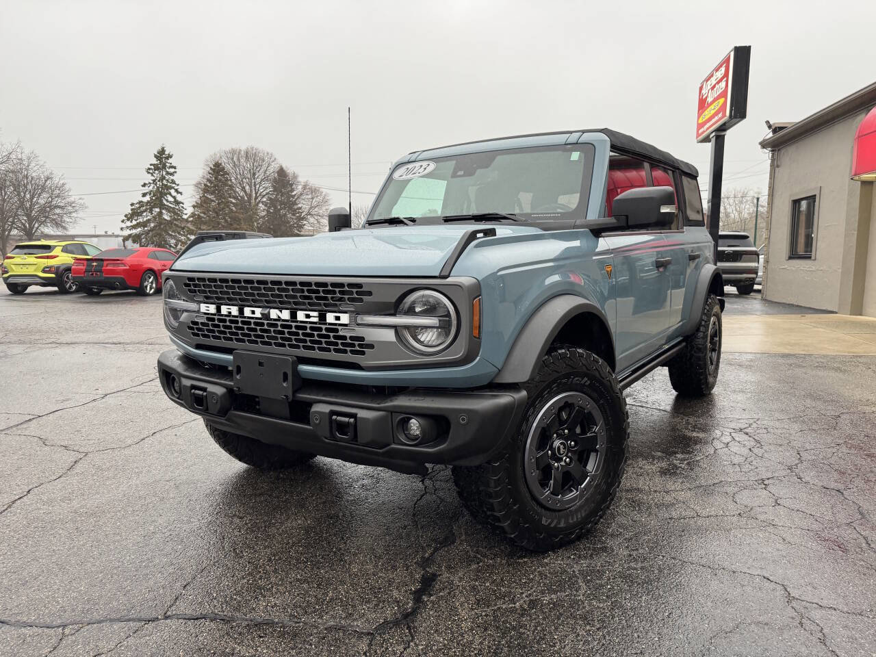 Used 2023 Ford Bronco Badlands image 2