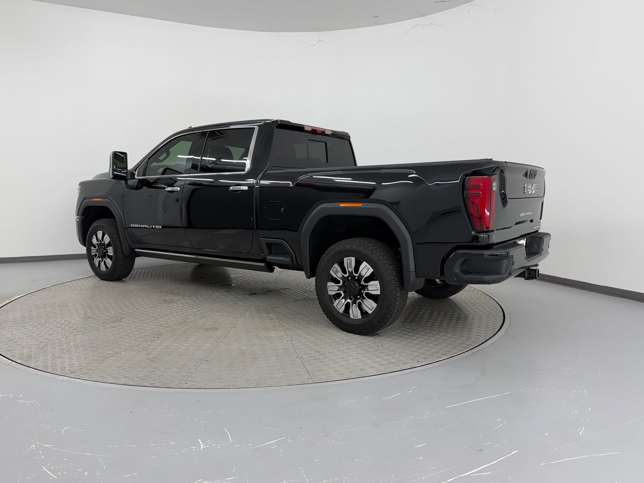 Used 2026 GMC Sierra 2500 Denali w/ Denali Reserve Package AWD/4WD image 3