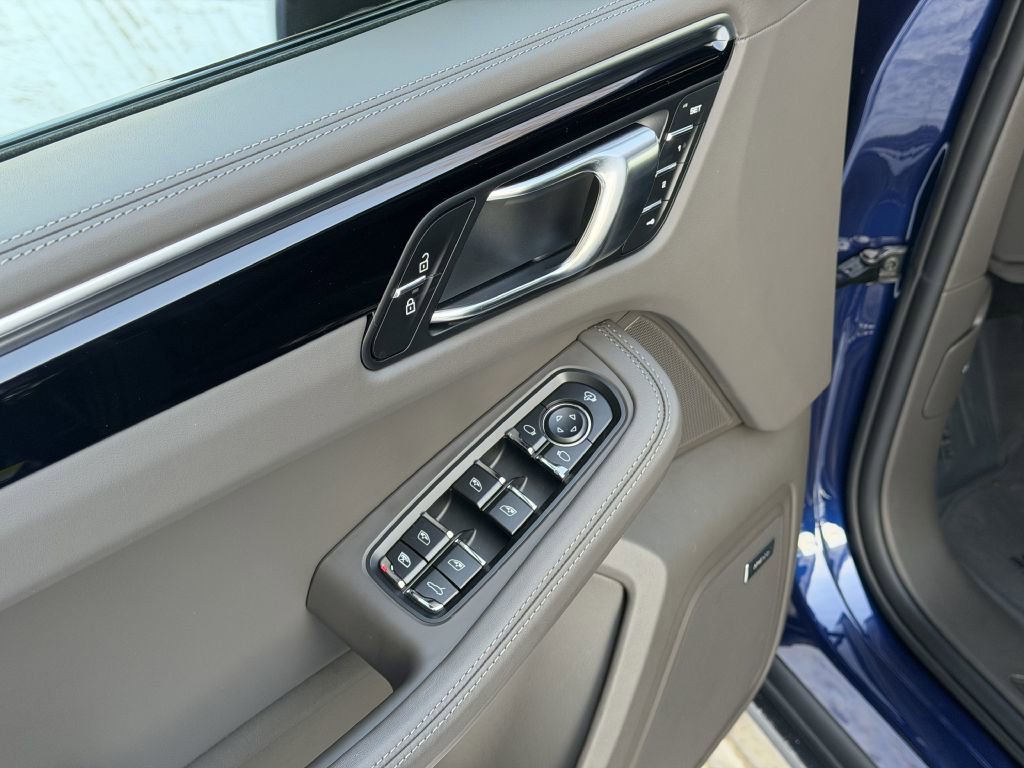 Used 2024 Porsche Macan BASE image 22