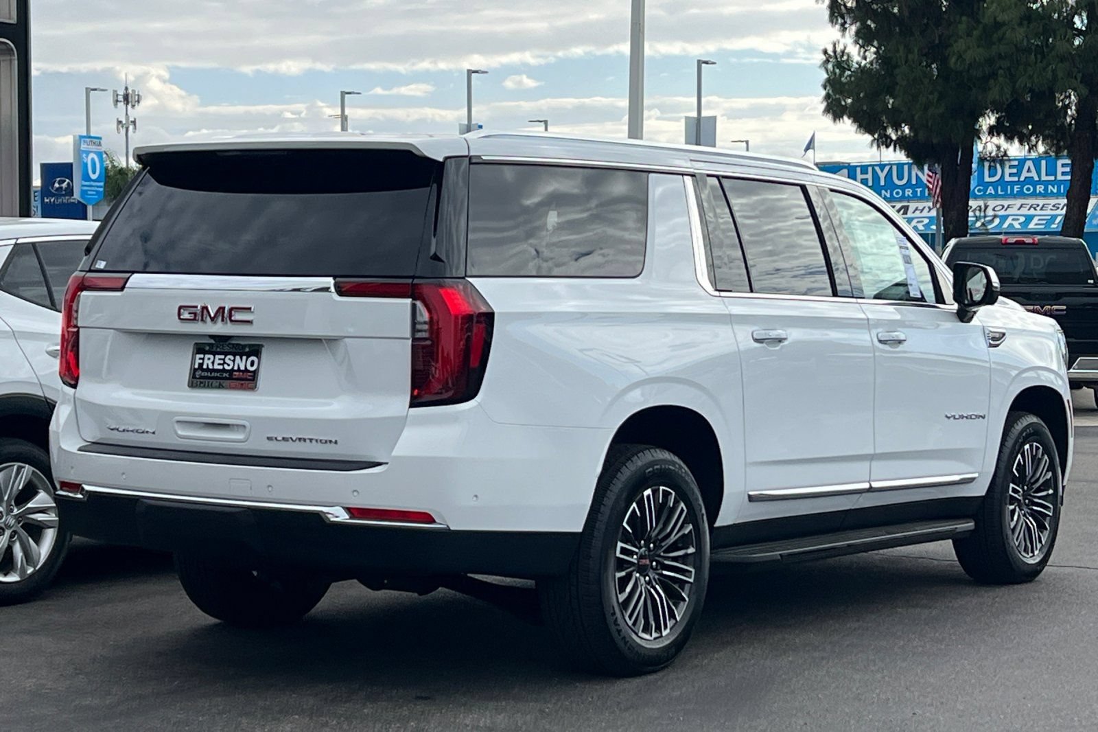 New 2026 GMC Yukon XL Elevation AWD/4WD image 4