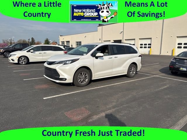 Used 2025 Toyota Sienna XLE w/ XLE Plus Package image 1