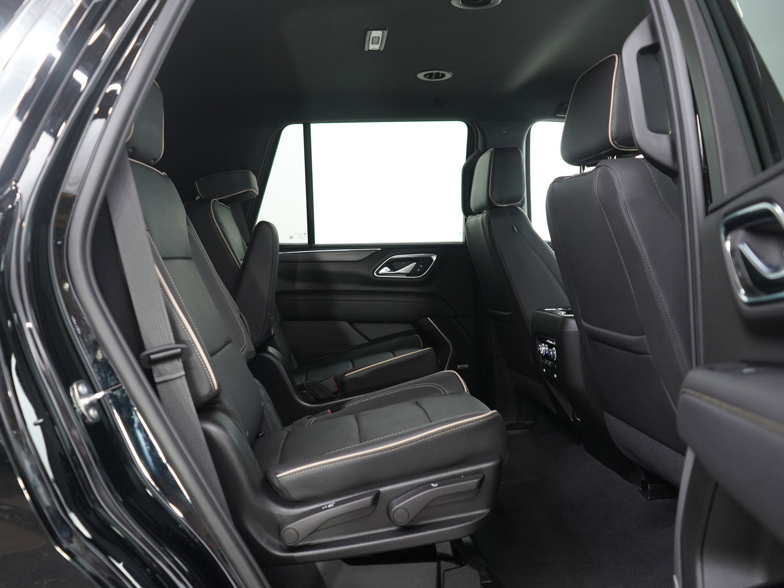 Used 2024 GMC Yukon SLT w/ SLT Luxury Package image 13