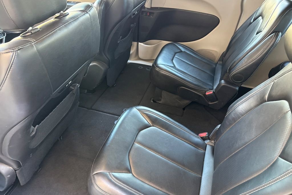 Used 2024 Chrysler Pacifica Touring-L image 6