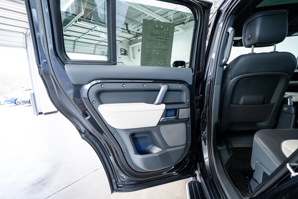 Used 2023 Land Rover Defender 130 X-Dynamic SE image 51