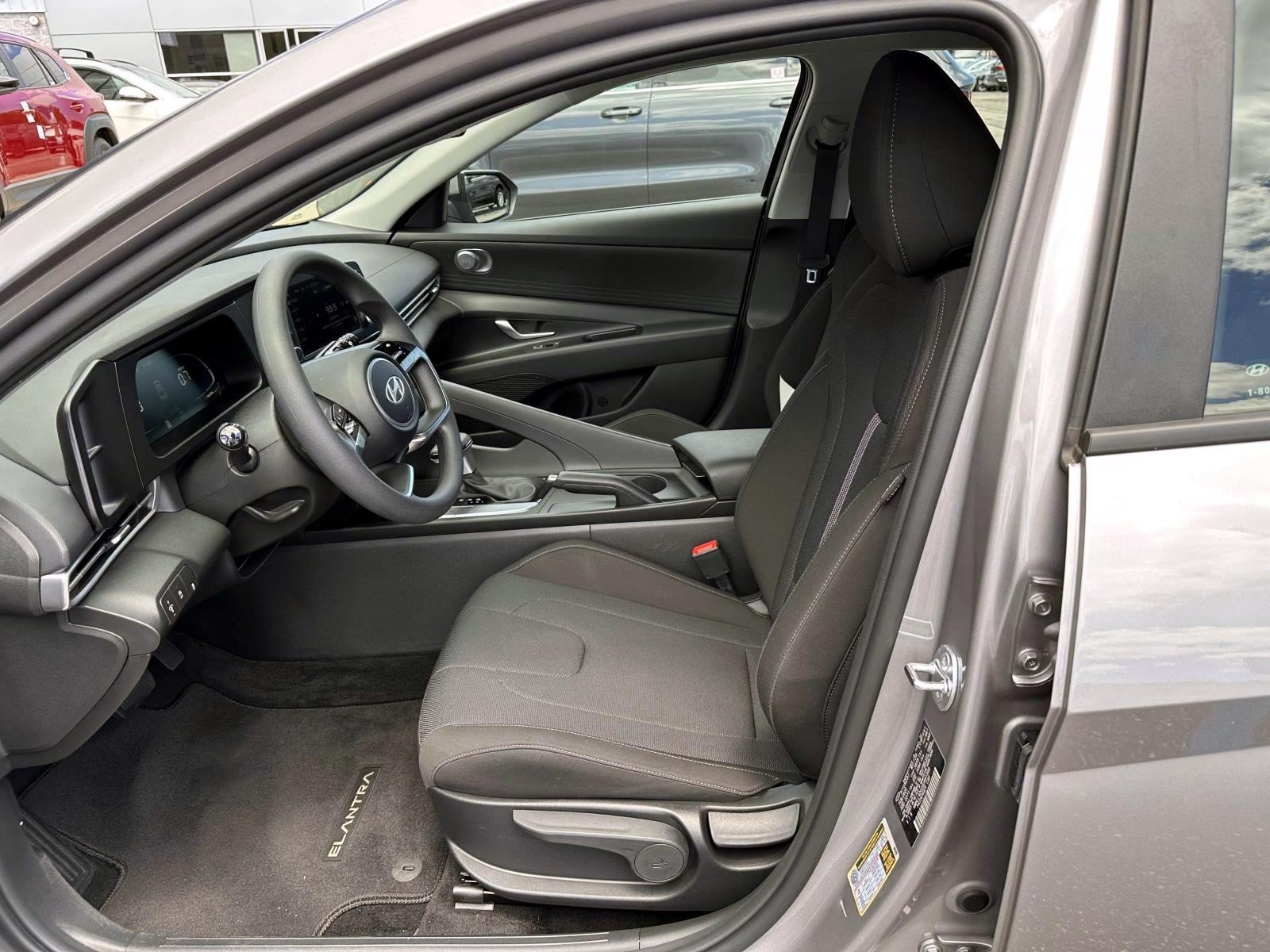 Used 2025 Hyundai Elantra SE FWD image 12