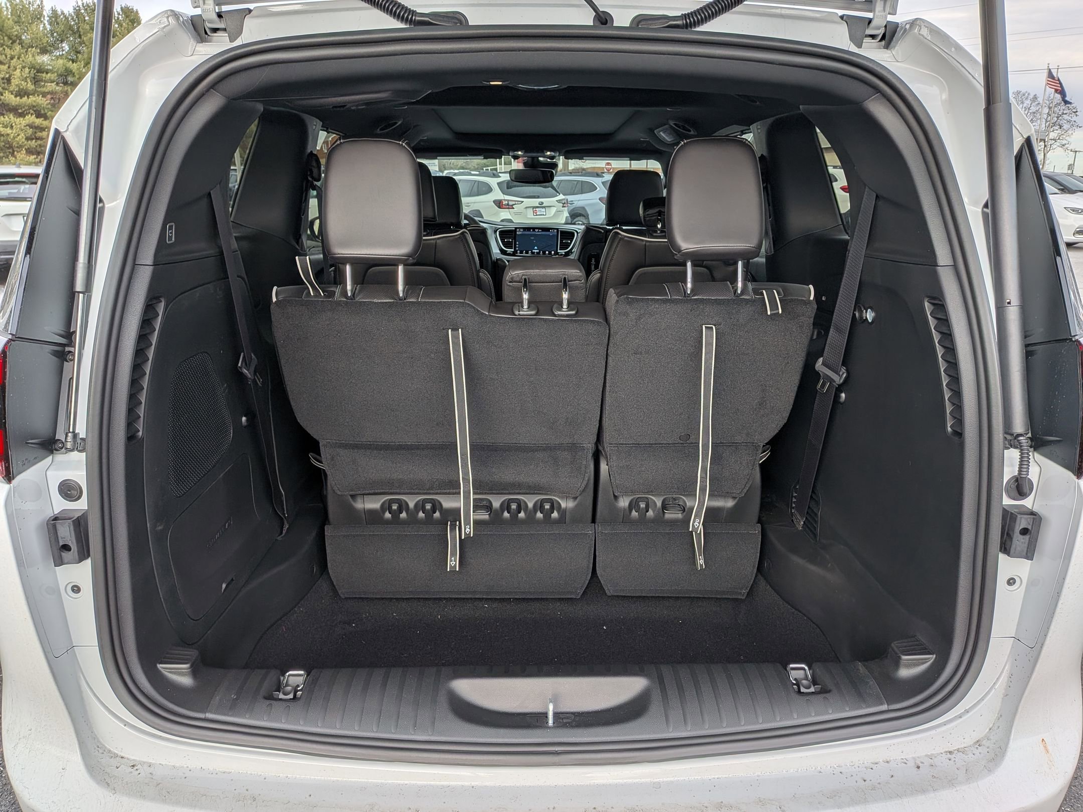 New 2026 Chrysler Pacifica Limited w/ Uconnect Theater Family Group image 35