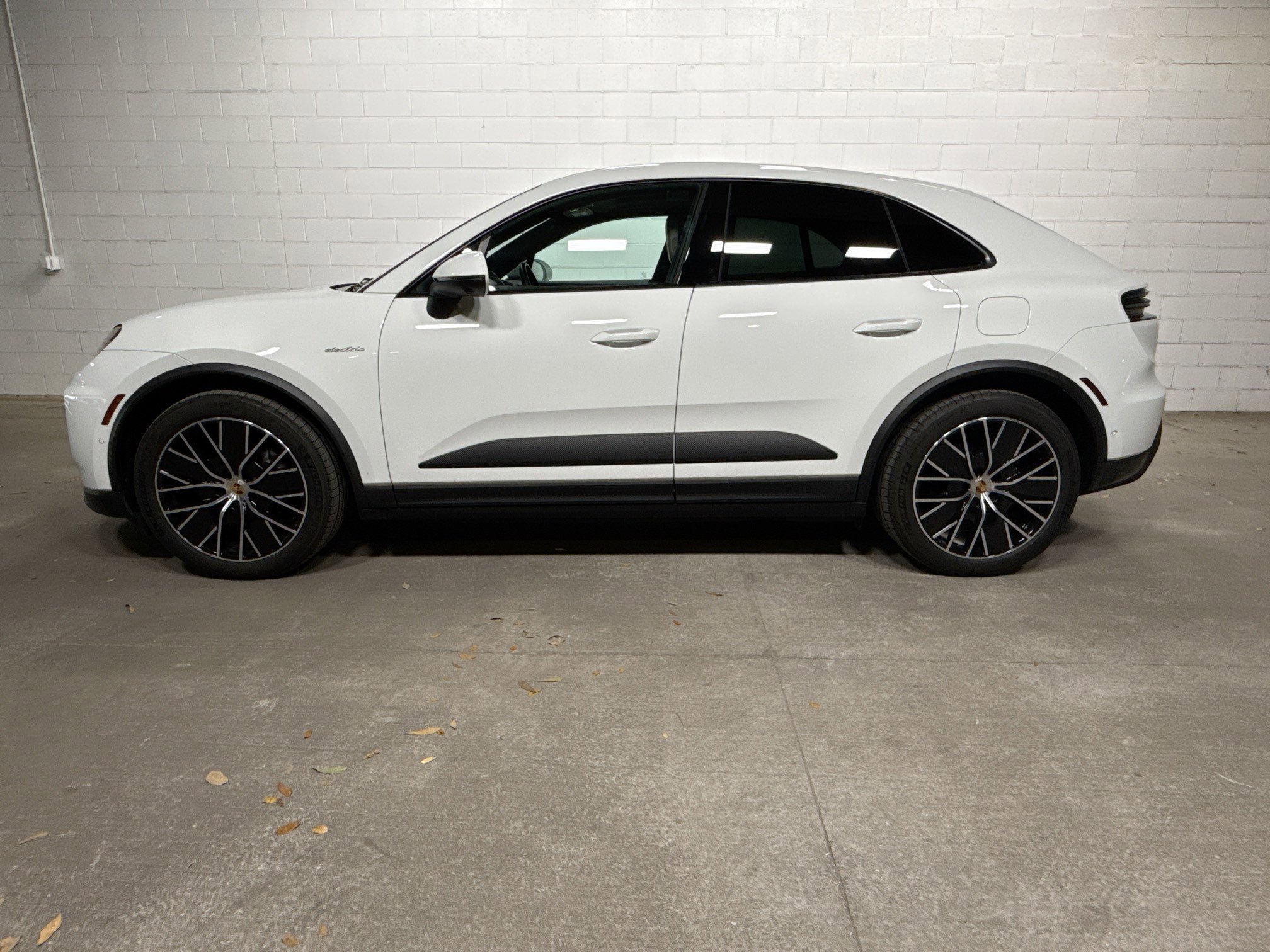 Certified 2025 Porsche Macan 4 Electric image 2