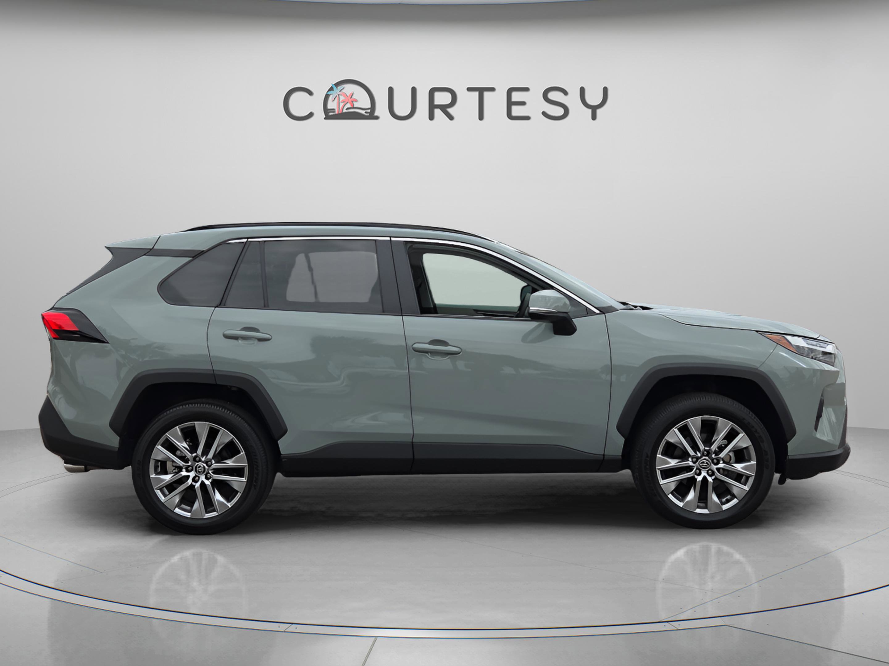 Used 2023 Toyota RAV4 XLE Premium image 7