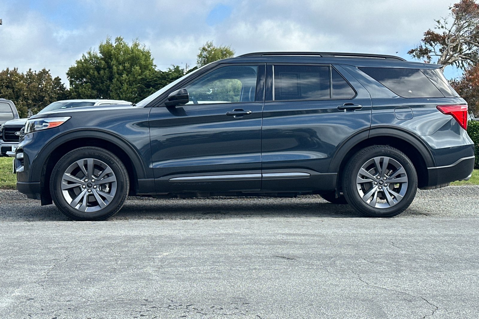Used 2023 Ford Explorer XLT w/ Equipment Group 202A AWD/4WD image 2