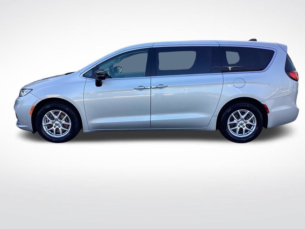 Used 2024 Chrysler Pacifica Touring-L FWD image 6