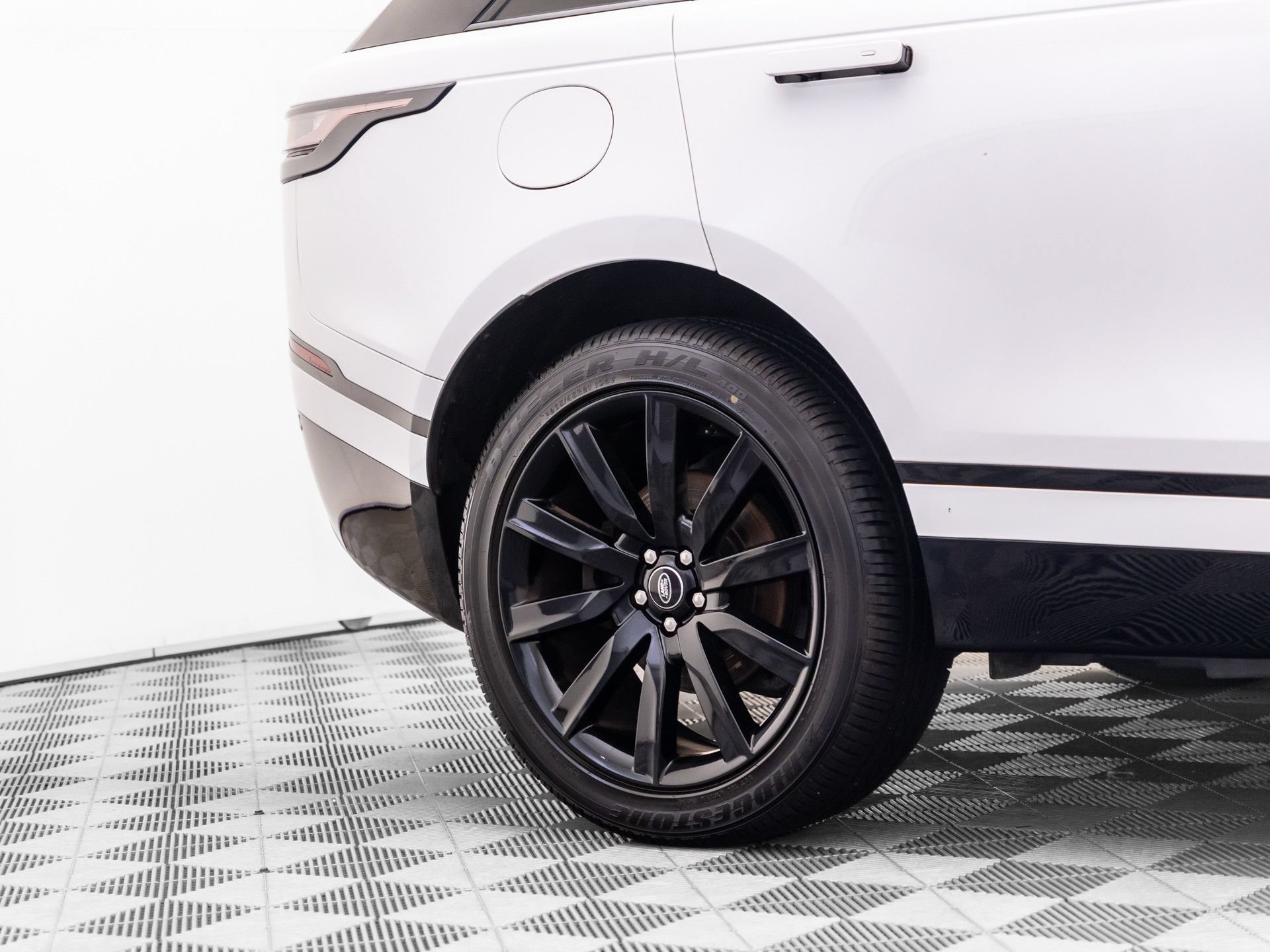 Used 2020 Land Rover Range Rover Velar R-Dynamic S AWD/4WD image 35