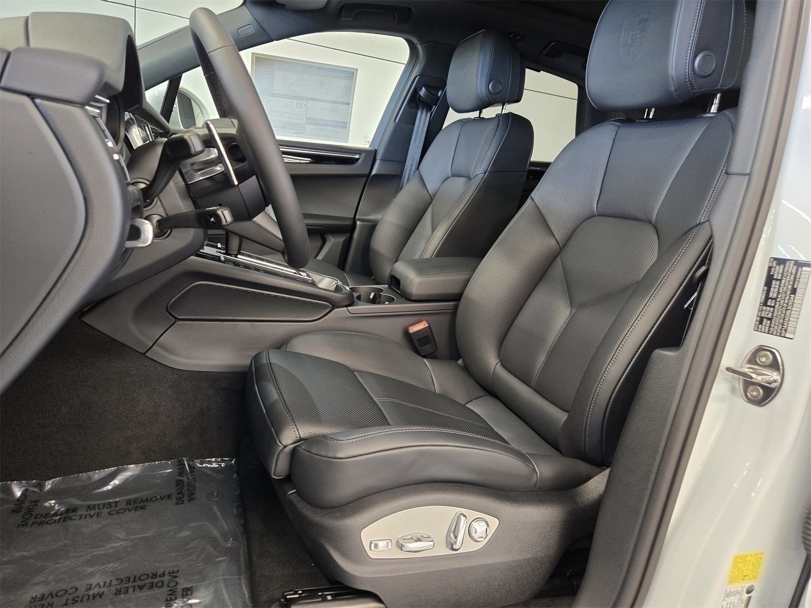 Used 2025 Porsche Macan Base image 4