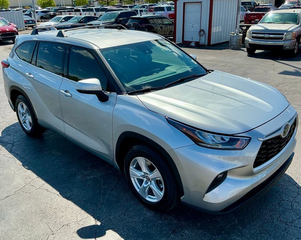 Used 2021 Toyota Highlander LE image 4