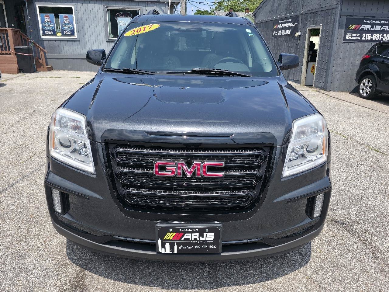 Used 2017 GMC Terrain SLE w/ Technology Package FWD image 2
