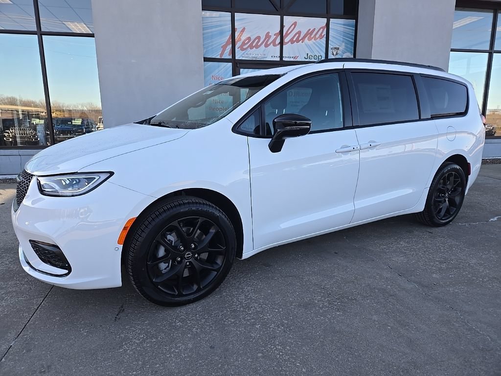 New 2026 Chrysler Pacifica Select w/ S Appearance Package AWD/4WD image 3
