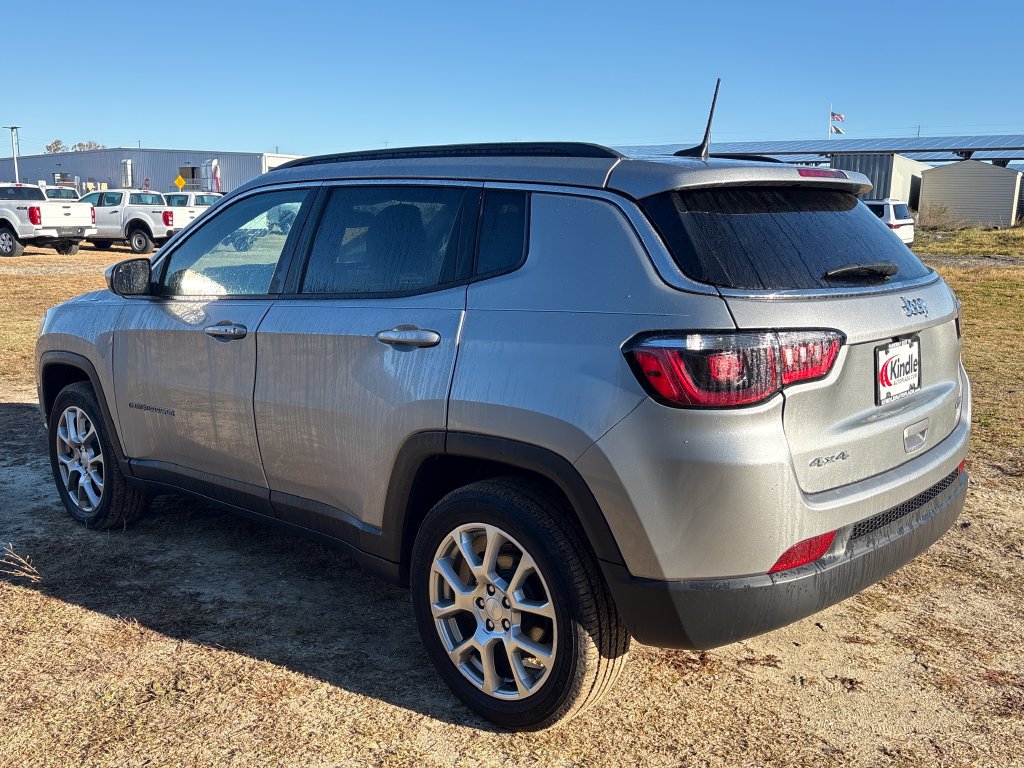 Used 2023 Jeep Compass Latitude AWD/4WD image 12