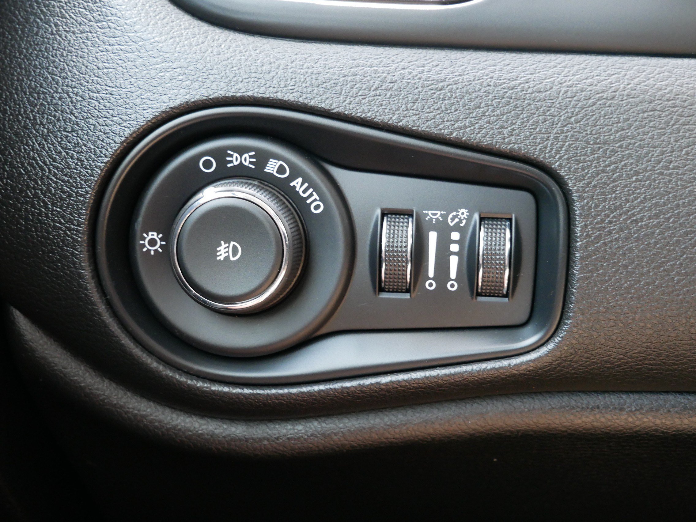 Used 2016 Jeep Renegade Latitude AWD/4WD image 25