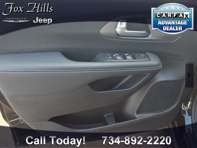 Used 2026 Chrysler Pacifica Select image 15