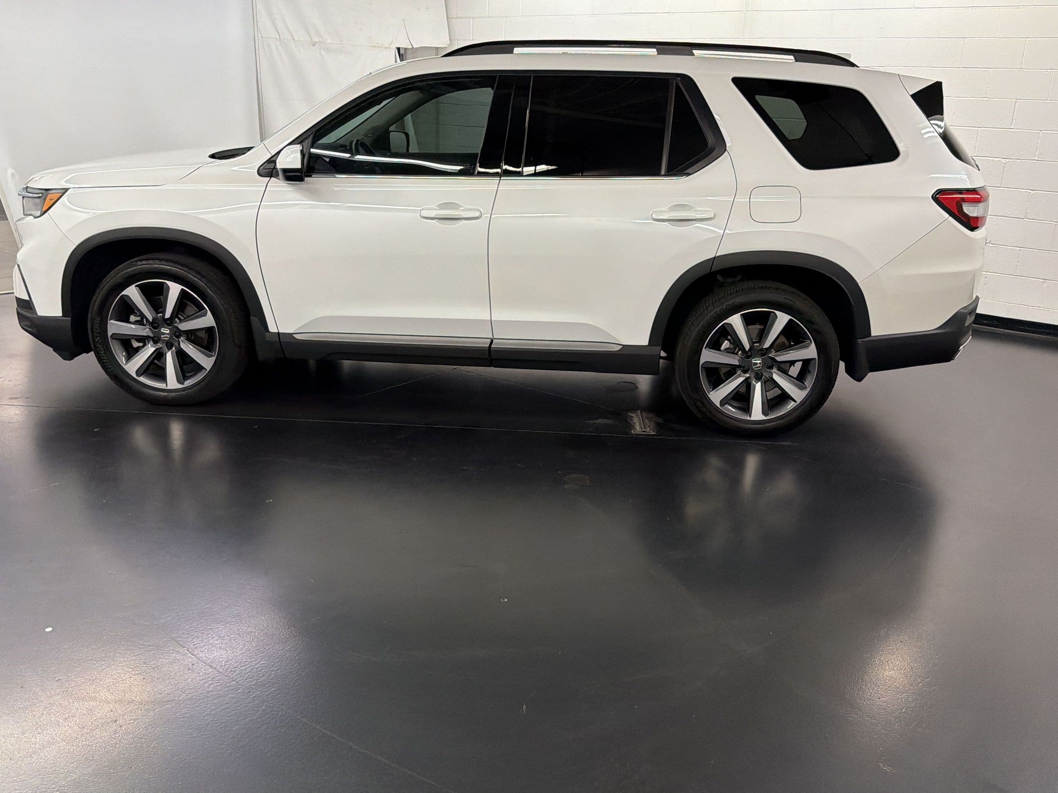 Certified 2025 Honda Pilot Touring image 2
