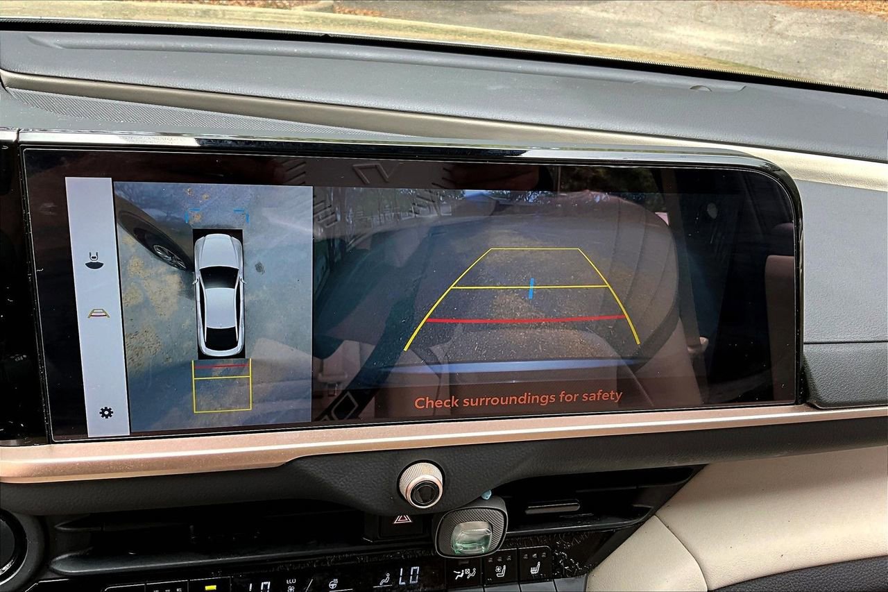 Used 2025 Toyota Crown Limited w/ Advanced Technology Package AWD/4WD image 13