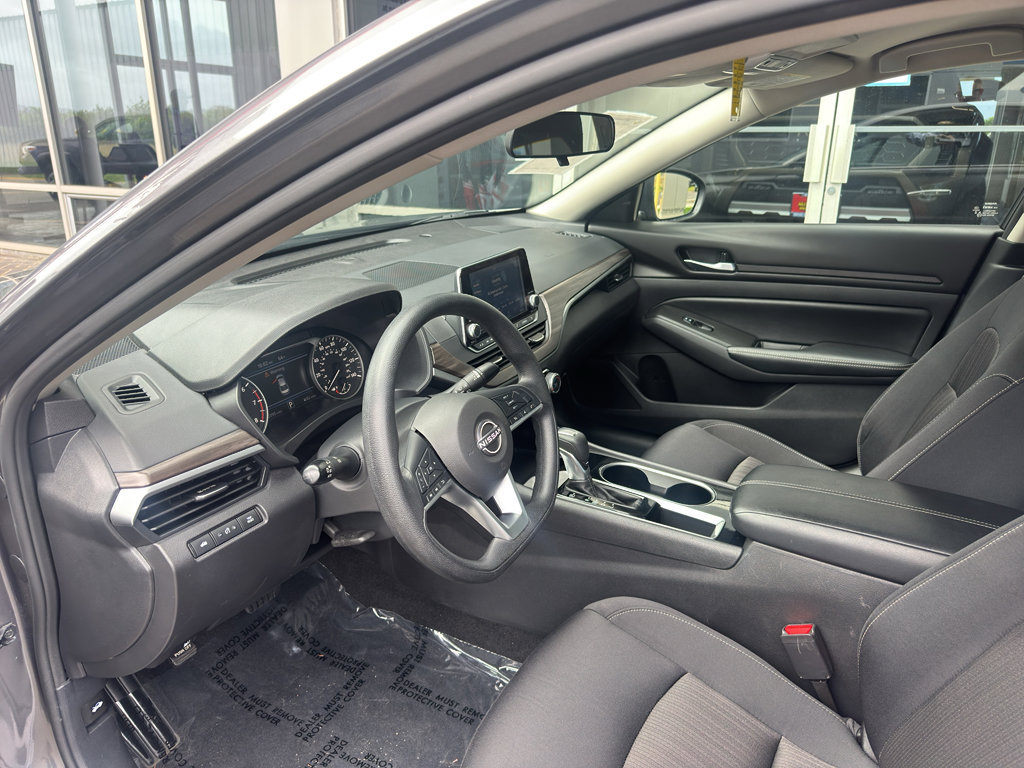Used 2024 Nissan Altima 2.5 SV FWD image 3