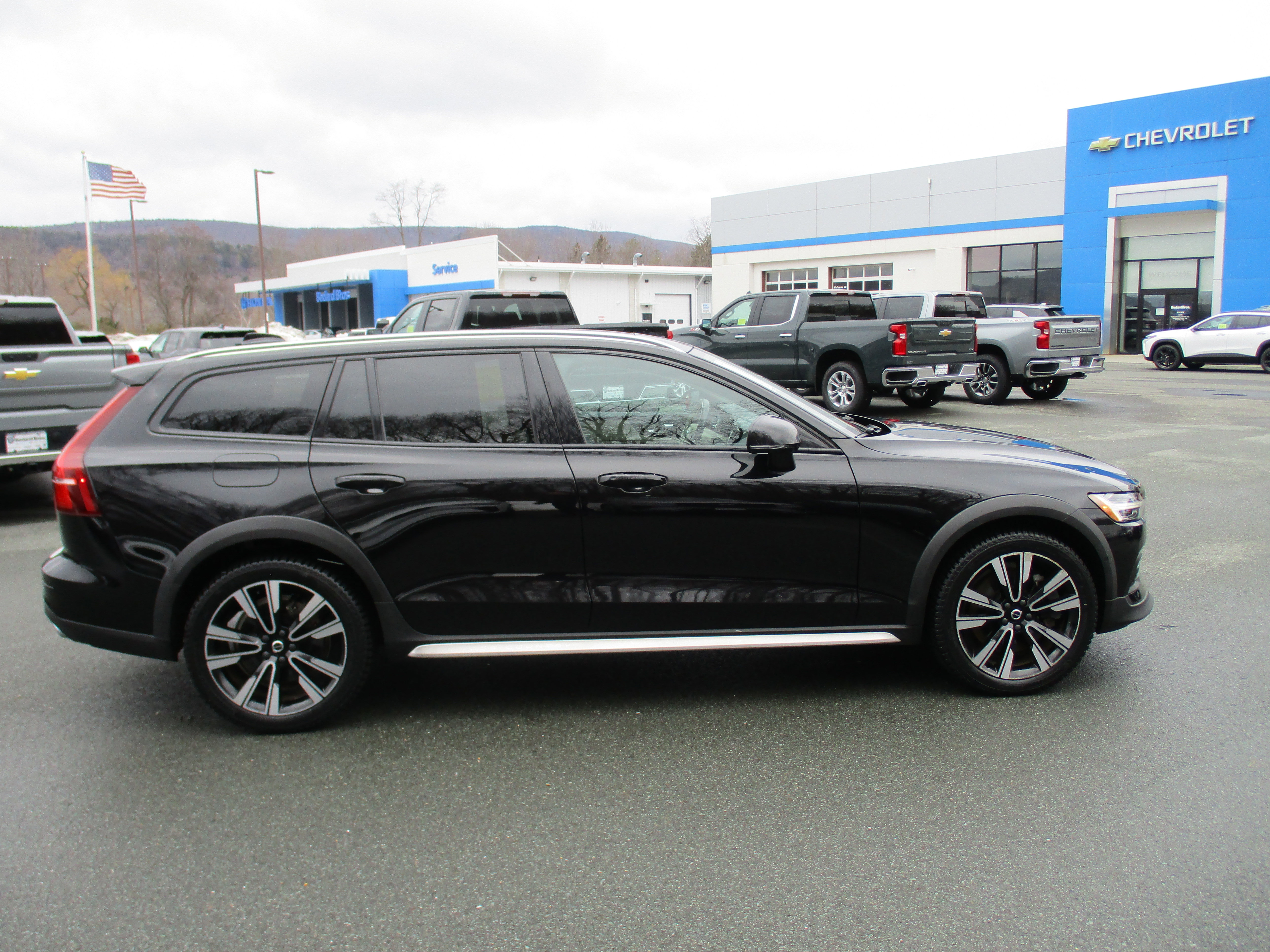 Used 2020 Volvo V60 T5 Cross Country image 4