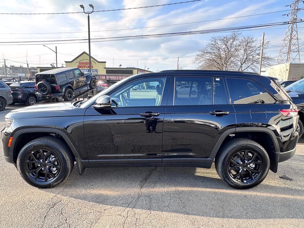 New 2025 Jeep Grand Cherokee Altitude AWD/4WD image 4