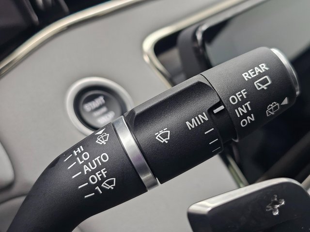 Used 2023 Land Rover Range Rover Evoque R-Dynamic SE image 13