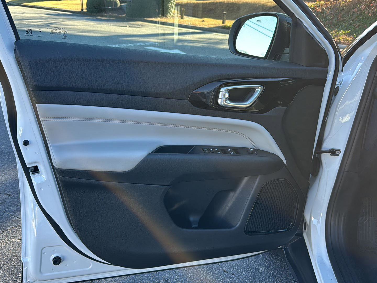 Used 2025 Jeep Compass Limited image 14